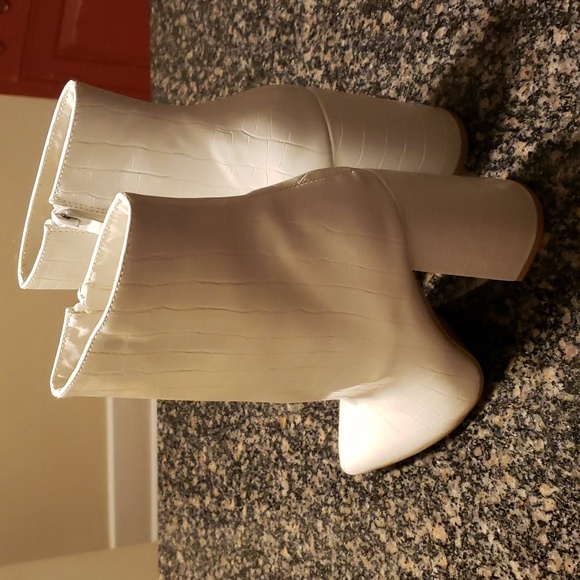 PrettyLittle Thing Boot - Picture 6 of 11